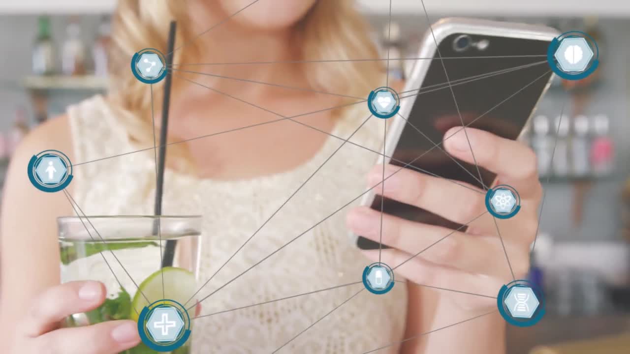 animación de una red de iconos digitales contra la sección media de una mujer usando un teléfono inteligente en un bar
