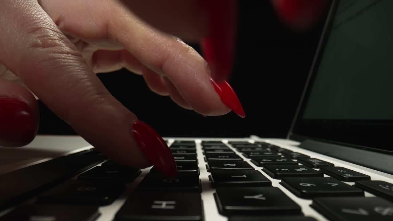 mujer escribiendo en una computadora portátil