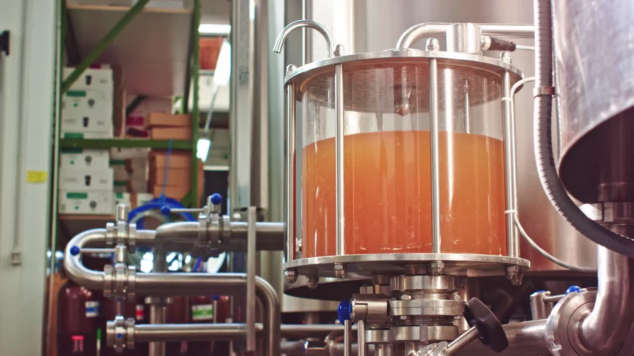 tanque de vidrio, producción de bebidas alcohólicas. de cerca