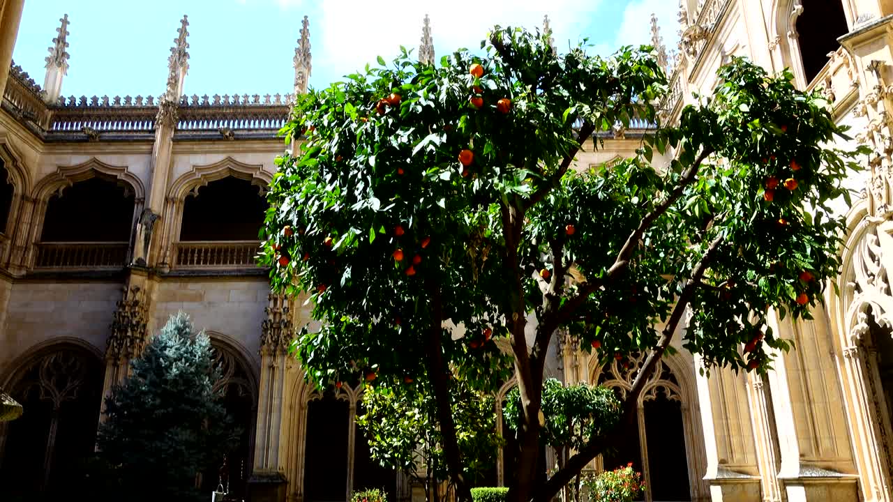 스페인 톨레도 (toledo) 에 있는 산 후안 드 로스 레예스 (san juan de los reyes) 수도원.