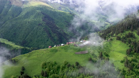 Filmische-Rotierende-Drohnenaufnahme-Eines-Kleinen-Dorfes-Auf-Einem-Berggipfel-Im-Dorf-Tusheti-In-Georgia