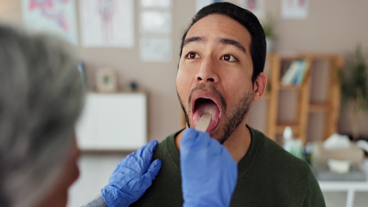 el médico examina la garganta del paciente