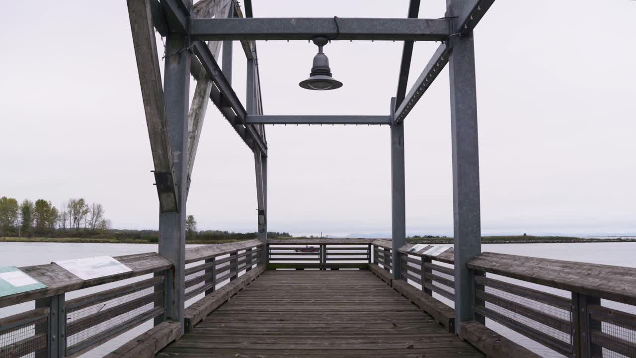 muelle con vistas al agua con motorboat pasando por