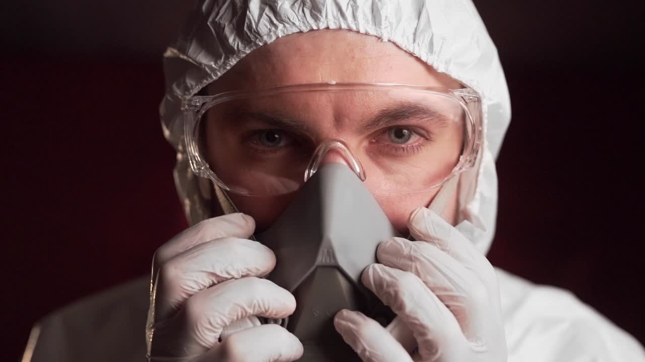 남자는 보호 마스크를 착용