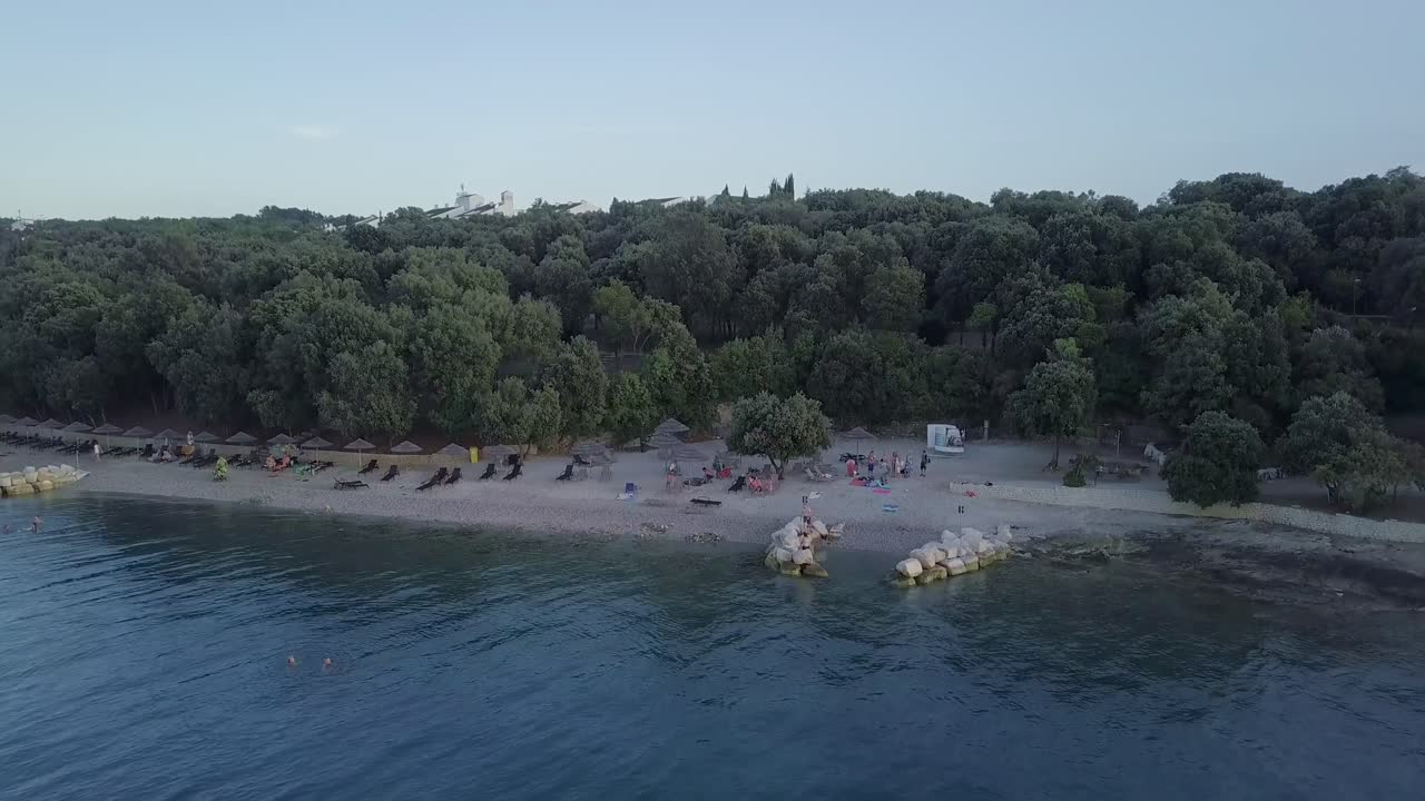 imágenes de drones con colores degradados sobre las playas y los mares de croacia