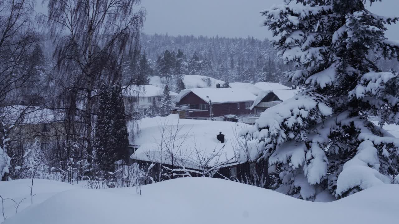 겨울에 눈보라가 몰아친 후 노르웨이의 눈으로 가득한 마을의 패닝 뷰