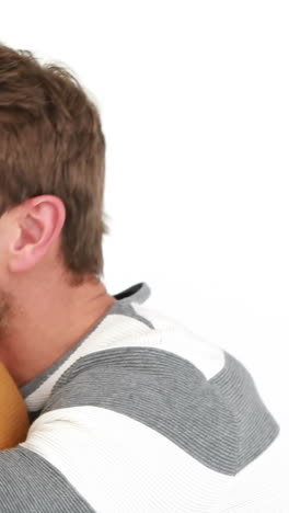 una pareja sonriente abrazándose en un fondo blanco