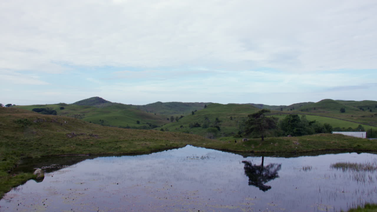 Bredt, nedadvinklet billede af Kelly Hall Tarn, en lille sø nær Coniston Water, på Torver Back Common