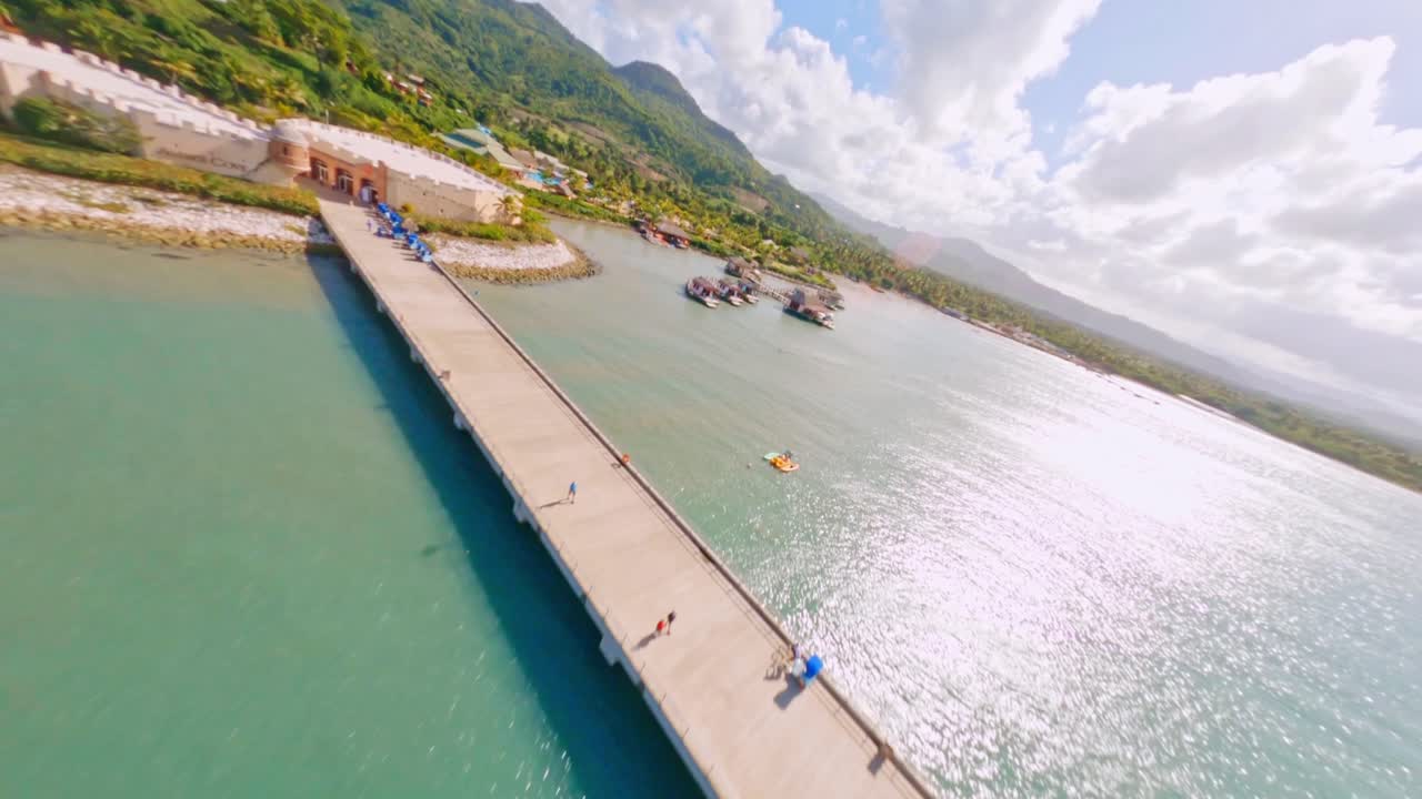 멋진 바다와 앰버 코브의 전망 - 드론 샷