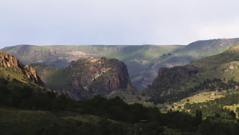 Valle-Rural-Accidentado-Con-Formaciones-Rocosas-En-El-Sol-Crepuscular,-Georgia