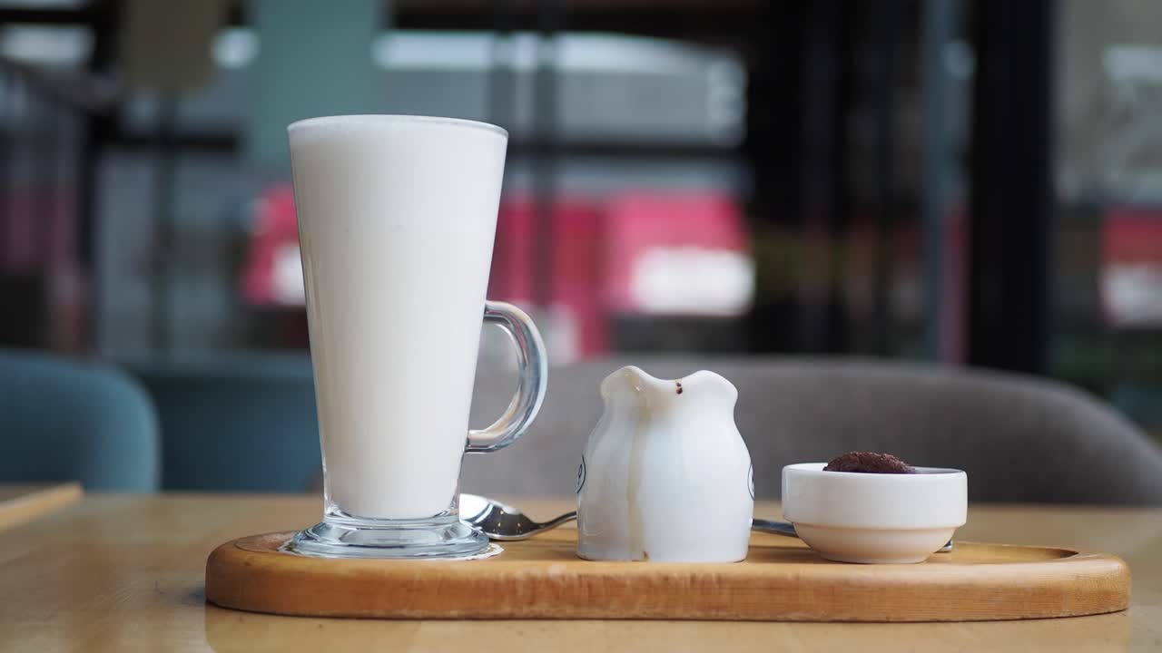 Deliziosa cioccolata calda con biscotti