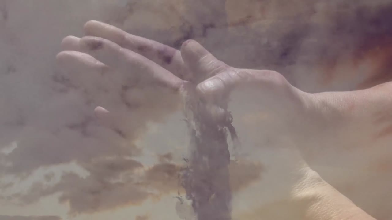 십자가 와 구름 위 에서 기도 하는 백인 여자 의 애니메이션