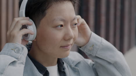 mujer escuchando música