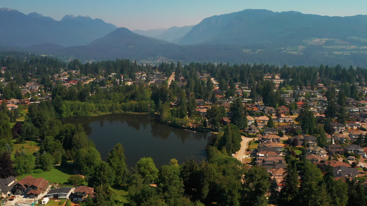 vista aérea escénica sobre el parque del lago como en coquitlam, gran vancouver, columbia británica