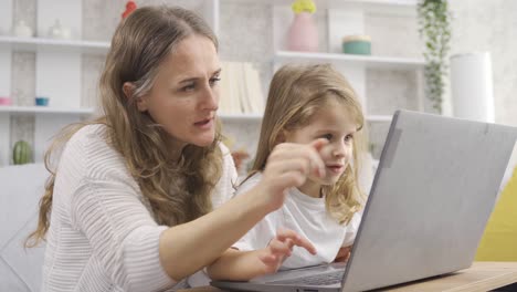 Mutter-Und-Tochter-Schauen-Auf-Den-Laptop.