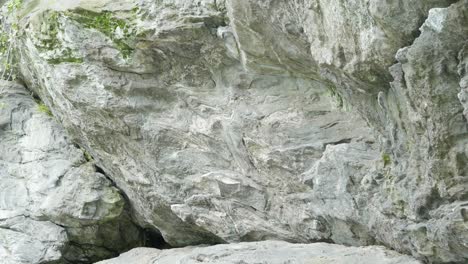 piedras masivas cerca del arroyo wissahickon