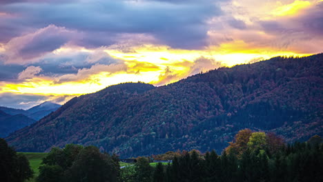 Timelapse-De-Nubes-Rodando-Sobre-Montañas-Boscosas-Y-Valle-Al-Atardecer