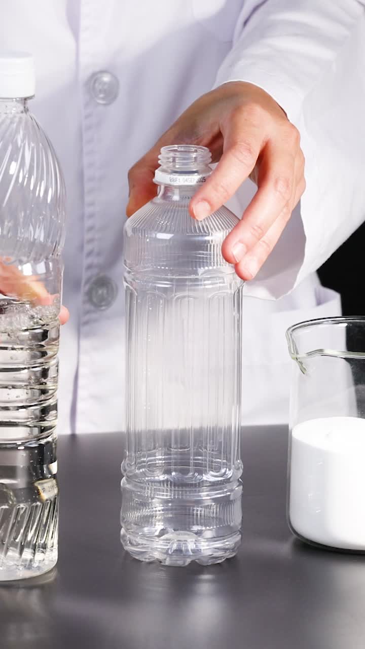 el científico prepara materiales para el experimento de inflación del globo