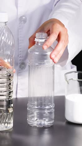 el científico prepara materiales para el experimento de inflación del globo