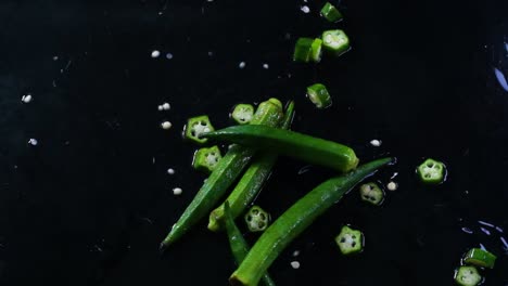 dedos de dama recién cosechados, o okra