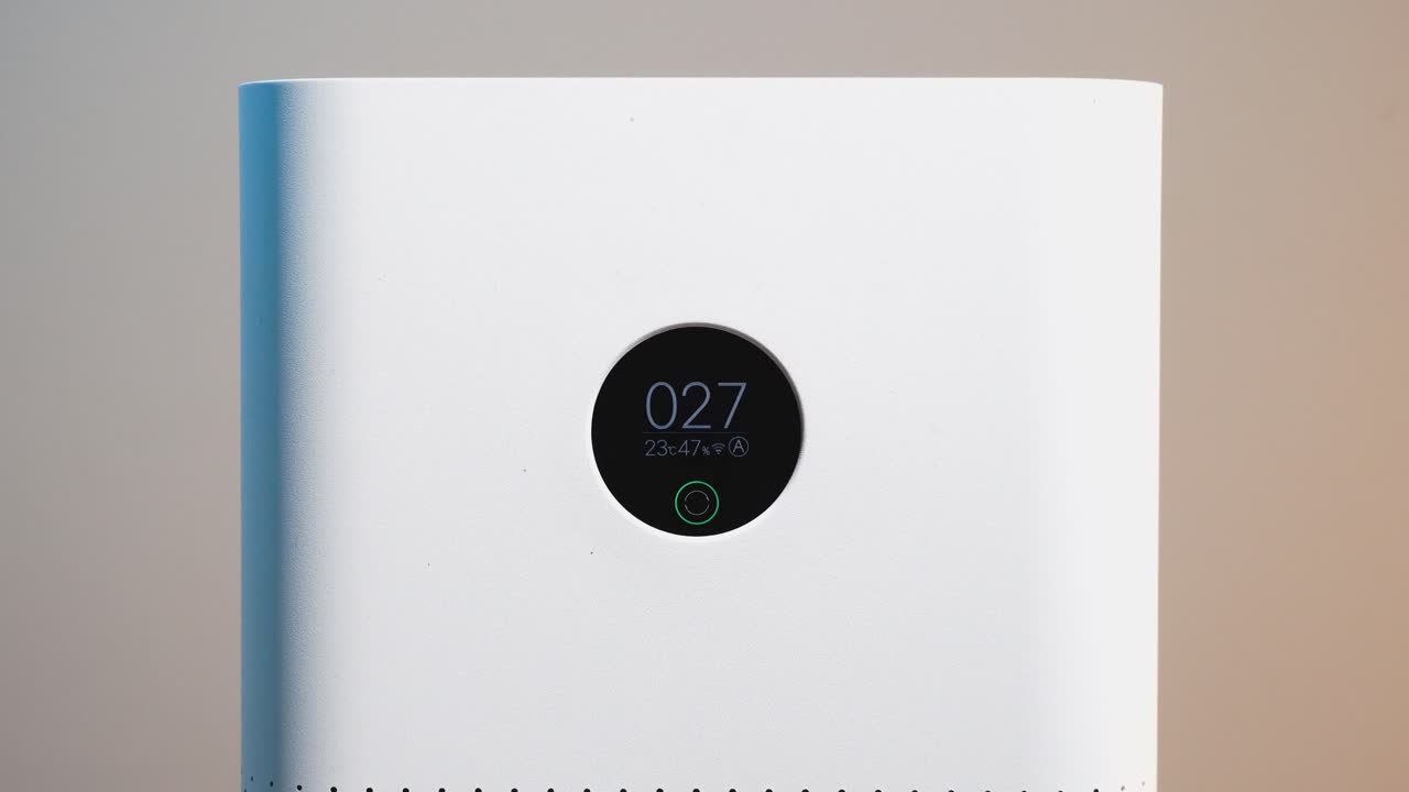 primer plano de la pantalla de un purificador de aire que muestra una mala calidad del aire