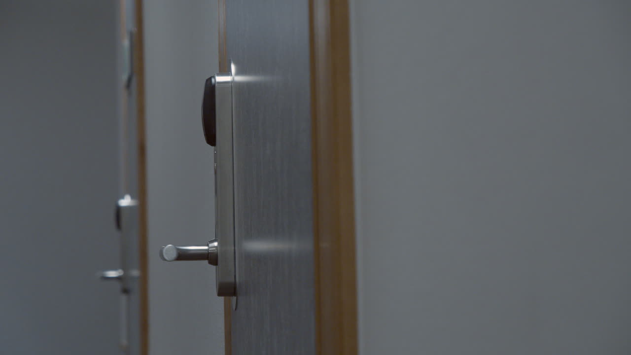 배낭을 메고 있는 성인 남자가 호텔 방을 떠나 걸어가는 정적 클로즈업 샷