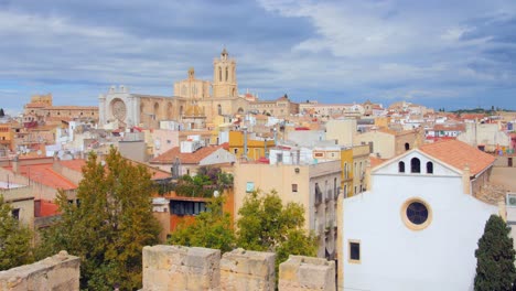 Catedral-De-Tarragona-Y-Casas-Antiguas-En-El-Centro-Histórico-De-Cataluña,-España