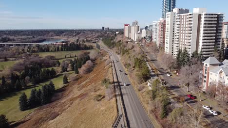 vuelo aéreo sobre el parque de campo de golf vip de rivers edge en un soleado día de otoño donde los apartamentos de gran altura y los edificios comerciales se encuentran junto a la carretera como una vida de lujo junto al puente 2-3