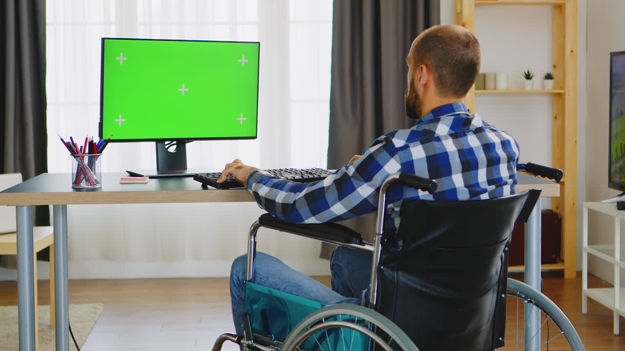 Persona con disabilità davanti a un green screen.