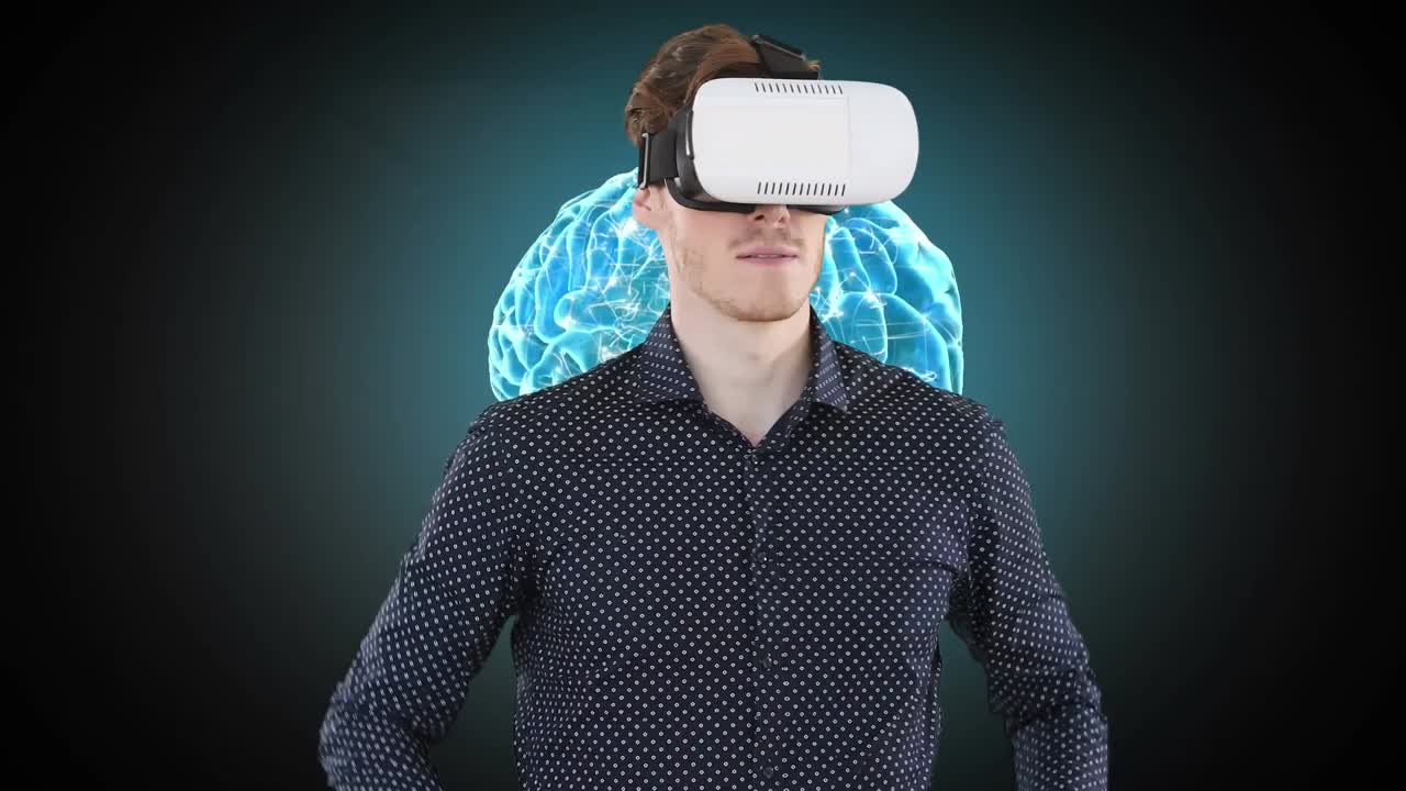 caucasico che indossa un auricolare vr contro il cervello umano che gira su uno sfondo nero