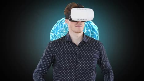 Kaukasier-Mit-VR-Headset-Gegen-Menschliches-Gehirn,-Das-Sich-Vor-Schwarzem-Hintergrund-Dreht