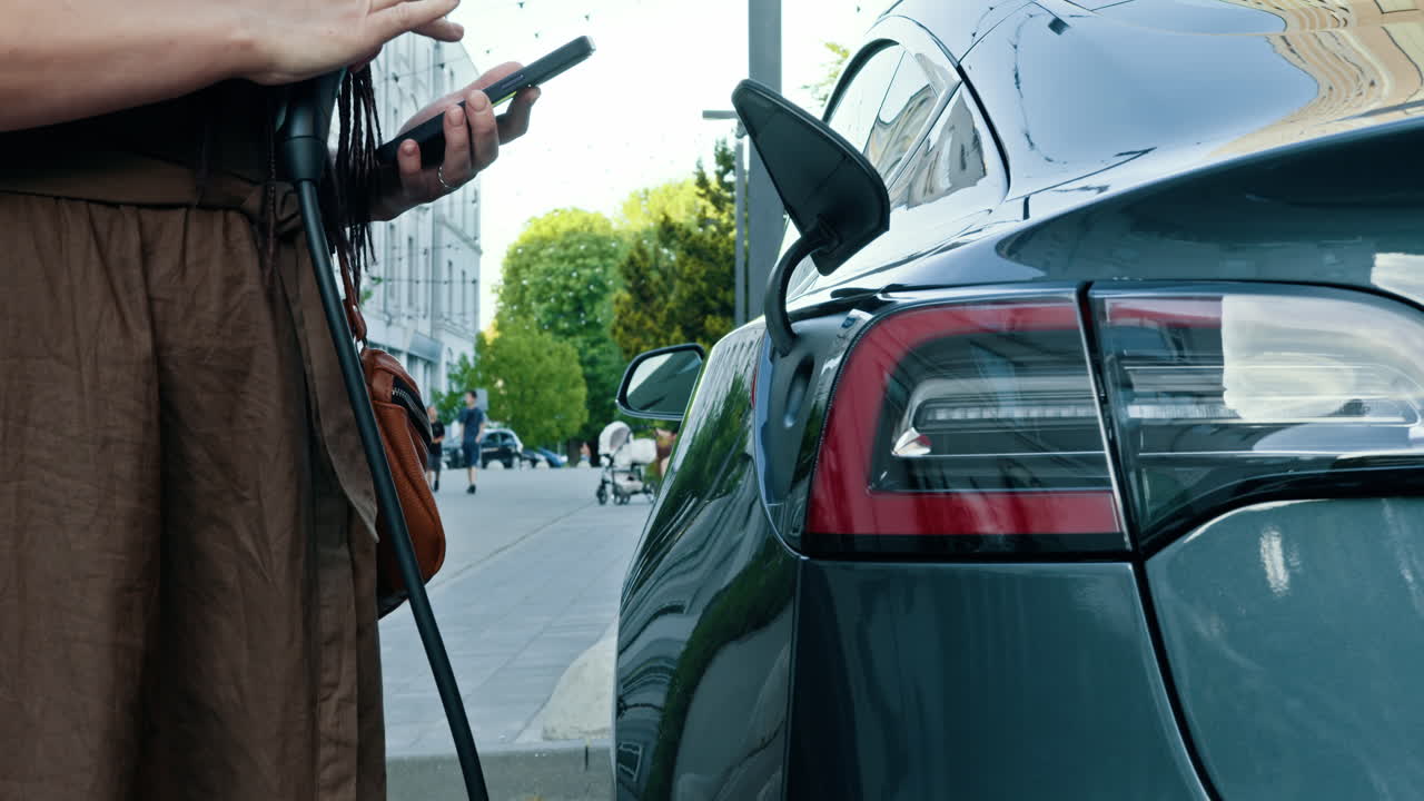 전기 자동차를 충전하는 여자