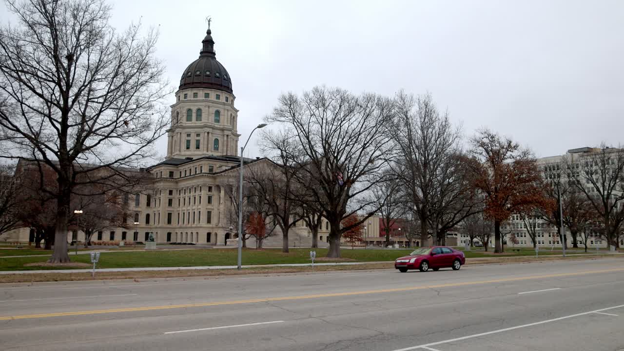 Campidoglio dello stato del Kansas a Topeka, Kansas, con veicoli che passano e video stabile