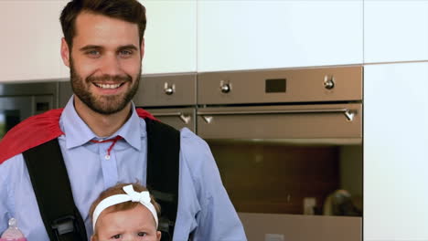 padre con capa roja sosteniendo a su hija