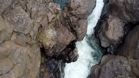 Wildwasser-Gebirgsfluss,-Der-Durch-Eine-Enge-Felsige-Schlucht-Fließt