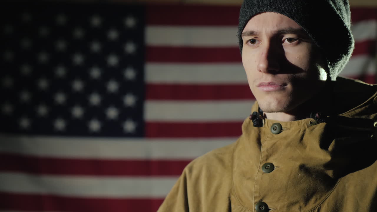 hình bóng của một người đàn ông - ông nhìn vào lá cờ mỹ trên bức tường gạch tầm nhìn từ phía sau