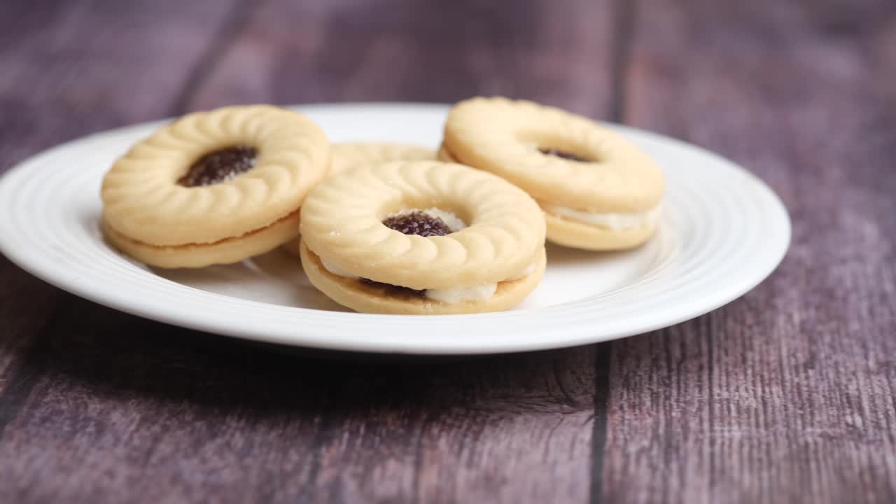 deliciosas galletas llenas de crema en un plato