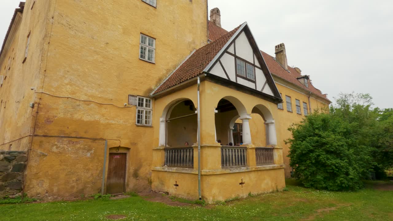 castillo medieval de lielstraupe en el pueblo de straupe en vidzeme, en el norte de letonia