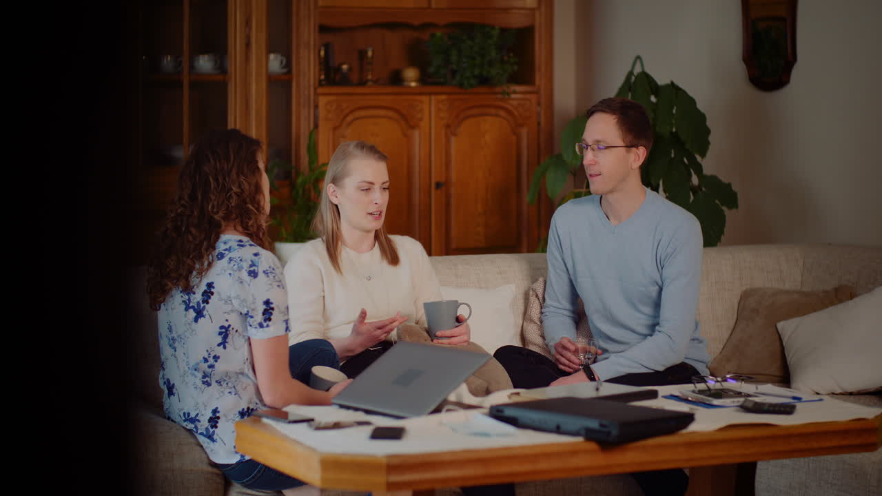Unge voksne diskuterer ideer og samarbejder derhjemme