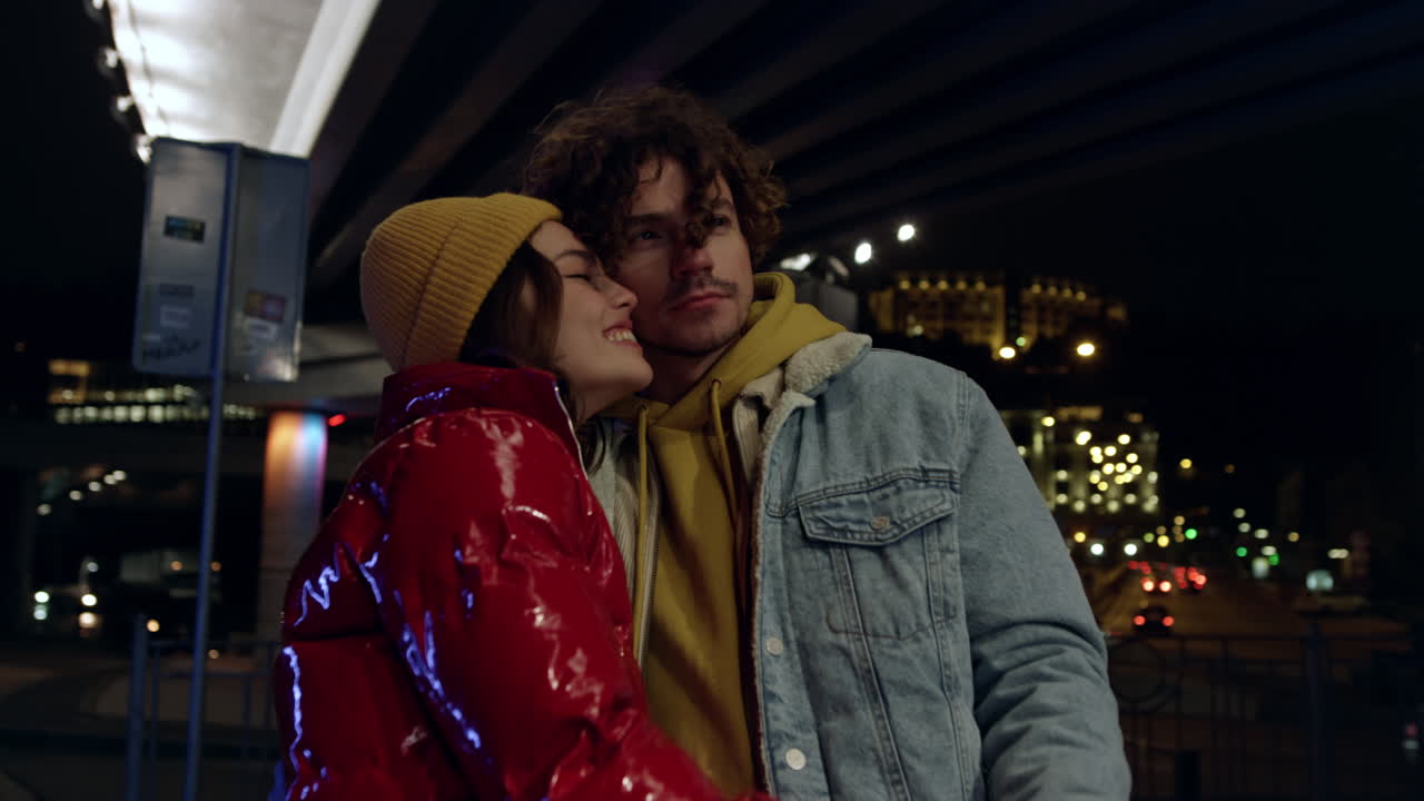 прекрасная пара танцует под мостом, женщина и мужчина чувствуют себя счастливыми на городской улице.