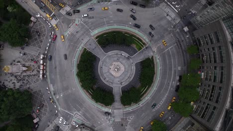 Drone-hyperlapse-of-cars-in-a-roundabout-in-NYC,-USA---top-down,-Aerial-time-lapse