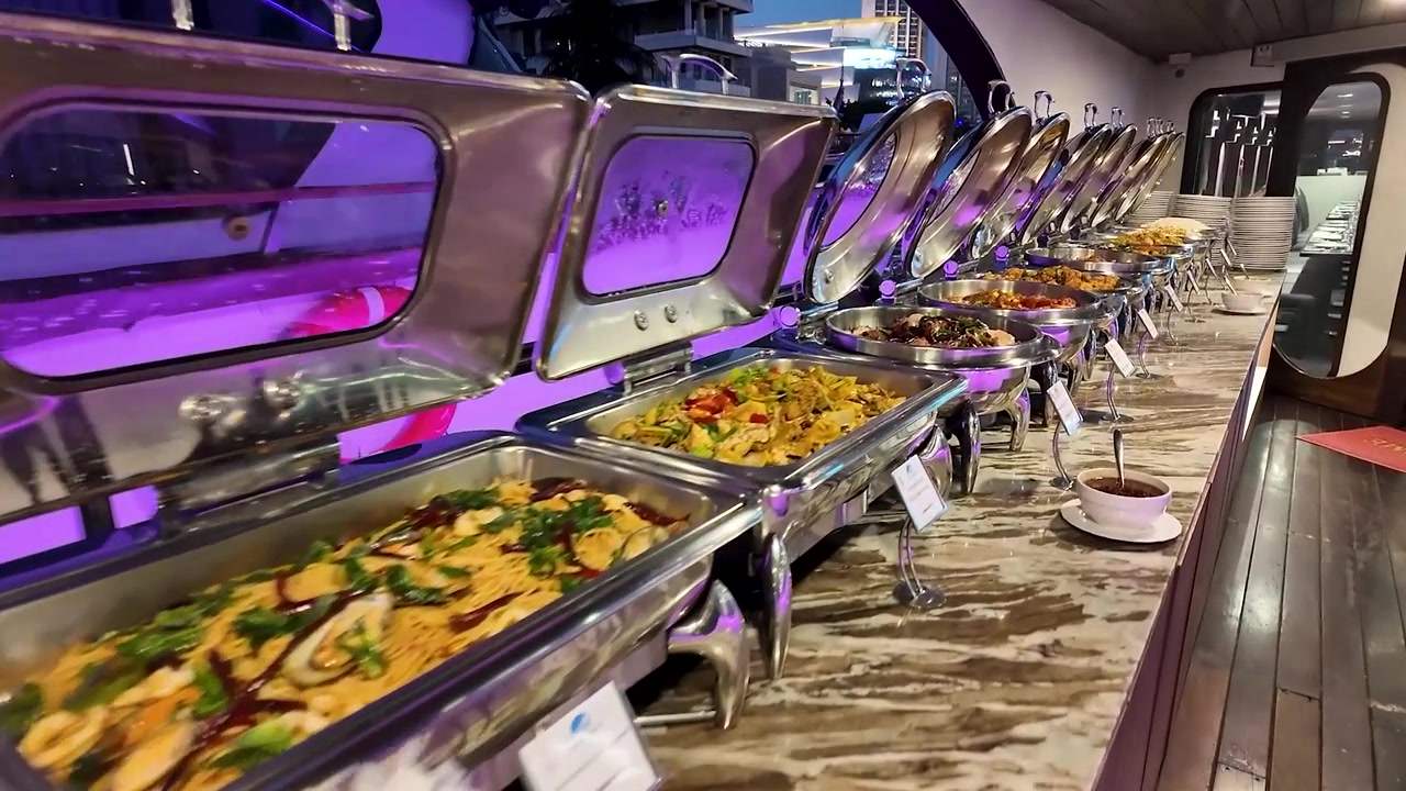 Linea buffet di cibo internazionale su crociera