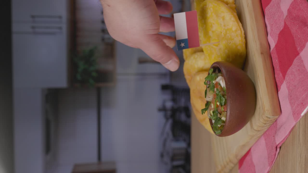 sopaipillas y pebre fiestas patrias chile cocina vertical puesto en