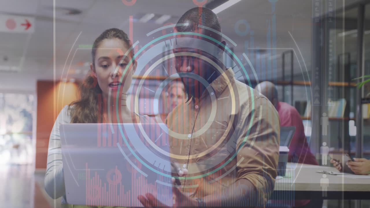 animación del procesamiento de datos sobre hombres y mujeres diversos discutiendo sobre una computadora portátil en la oficina