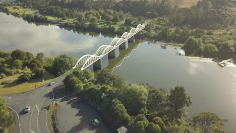 imágenes de drones de un puente blanco que cruza un río en la isla norte de nueva zelanda
