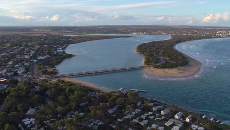 Vista-Aérea-Del-Puente-Barwon-Heads-En-La-Desembocadura-Del-Río-Barwon,-Victoria-Australia