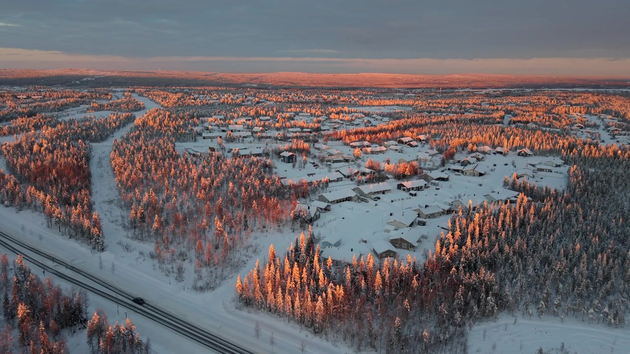 Solbelyste Vennivaara by i Rovaniemi i skumringen om vinteren – Luftfoto