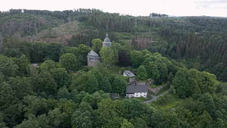 Tiro-Circular-De-Drones-Del-Castillo-De-Wildenburg-En-El-Sureste-Del-Pueblo-De-Friesenhagen,-En-La-Región-De-Rhine-westphalia-Del-Norte-De-Alemania