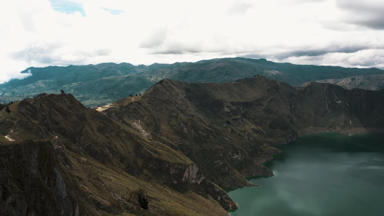 Sentiero escursionistico lungo il circuito di Quilotoa attorno al lago vulcanico del cratere in Ecuador - ripresa aerea con drone