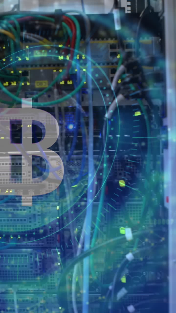 animación del símbolo de bitcoin en una cerradura de caja fuerte giratoria sobre el procesamiento de datos y el servidor informático